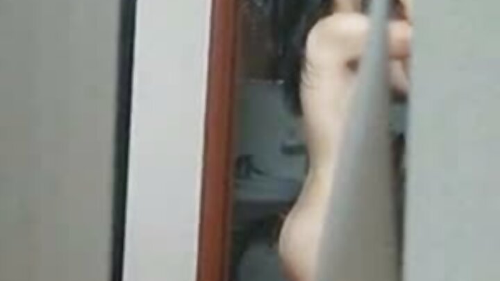 Дългокрака милф получава процедури за лице от двама мъже