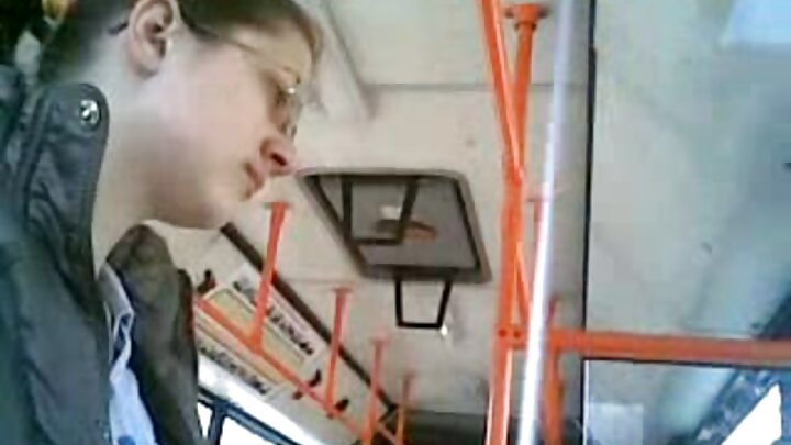 Зрели латиноамериканки помагат на мъж да загуби девствеността му в групов секс с жена, която не е жена