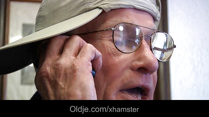 Очилата майка получава анален секс с момче до спящия си съпруг