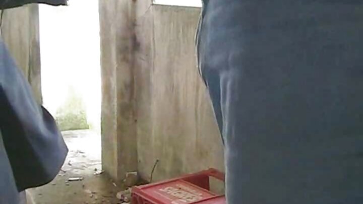 Прислужница ближе дупето на шефа си и го чука във вагината
