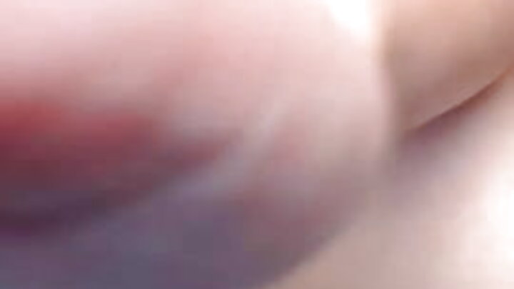 Късокраката жена прави свирка на висок мъж и се чука