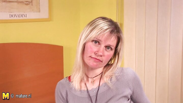 Дългокрака мацка приема големия пенис на чернокож мъж в гъза.