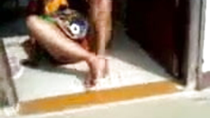 Напомпа Красивата путка на стройна мацка със сперма