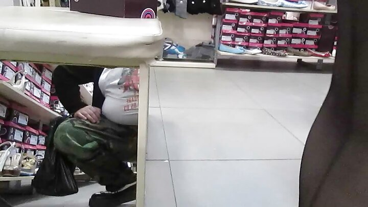 Чернокож мъж разтяга дупето на блондинка с голям пенис и дилдо
