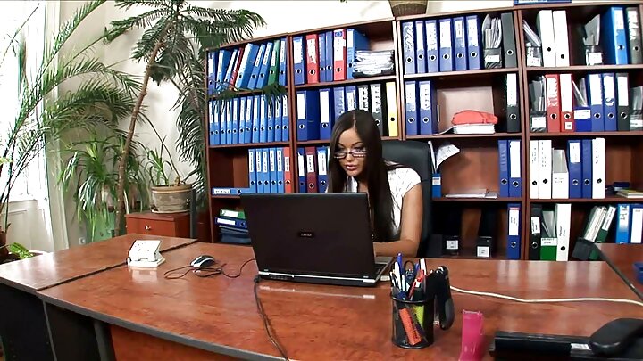 Сексапилна съпруга уреди тройка с млада курва за съпруга си