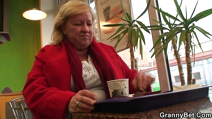 Гореща тройка с кльощава красавица с лилава коса