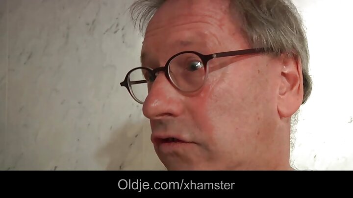 Големозадна фризьорка обслужва клиентка с мократа си путка.