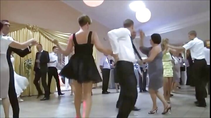 Красива блондинка е чукана в дупето, докато не получи сперма в лицето.