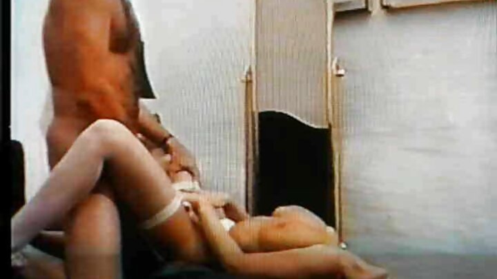 Мъж чука доведената си сестра във вагината и свършва вътре в нея