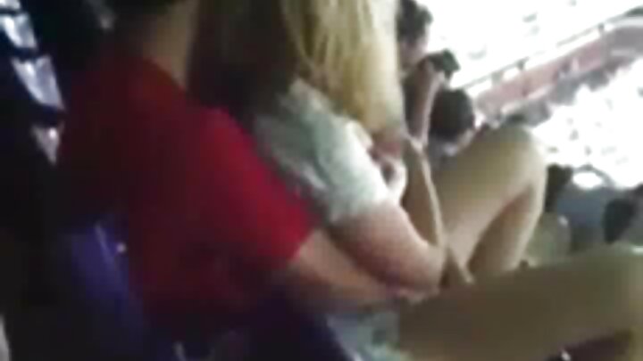 Страстна курва с чорапи получава сперма в устата си
