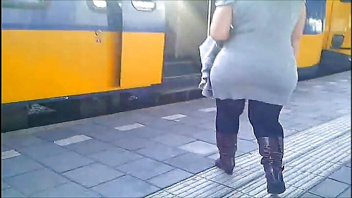Чернокожа жена съблазнява приятеля на съпруга си за секс заради дебелия му пенис.