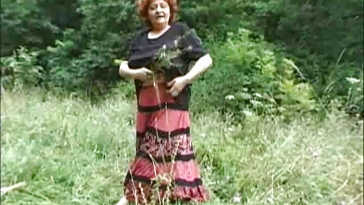 Момиче загуби дистанционното за секс играчка, но мъжът го намери и я чука.
