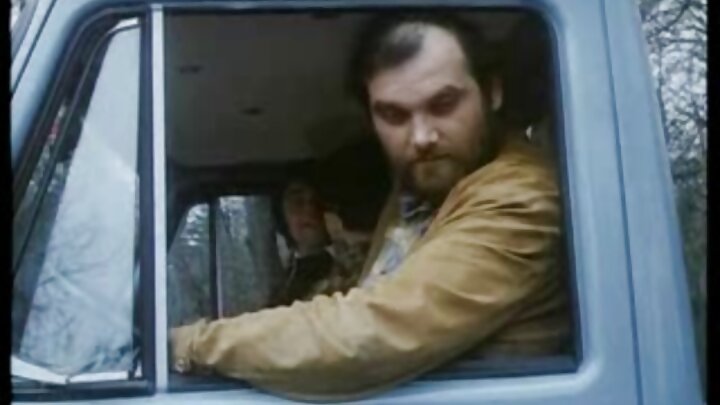 18-годишно момиче получи пенис в големия си задник, след като мастурбира.