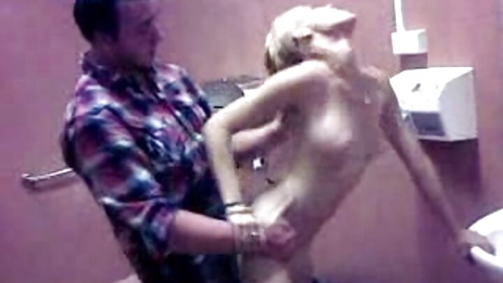 Руса милф предлага путката си на мъж с къдрава коса.