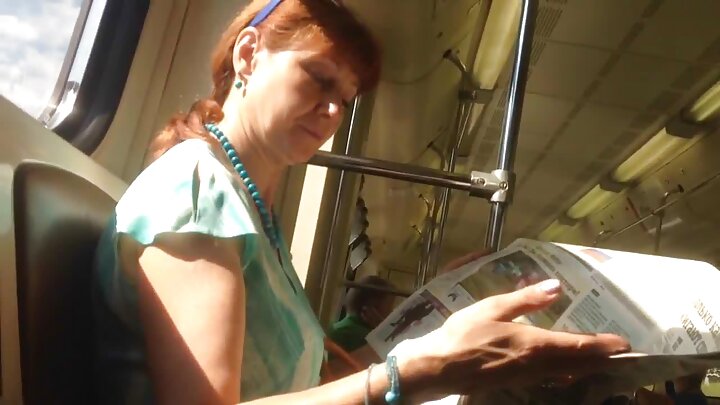 За да успеят в обучението си, ученичките правят лесбийски секс.