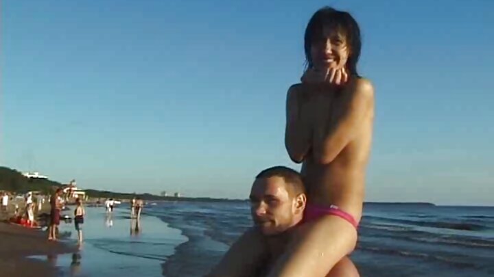 Полицай грубо чука затворник в дупето